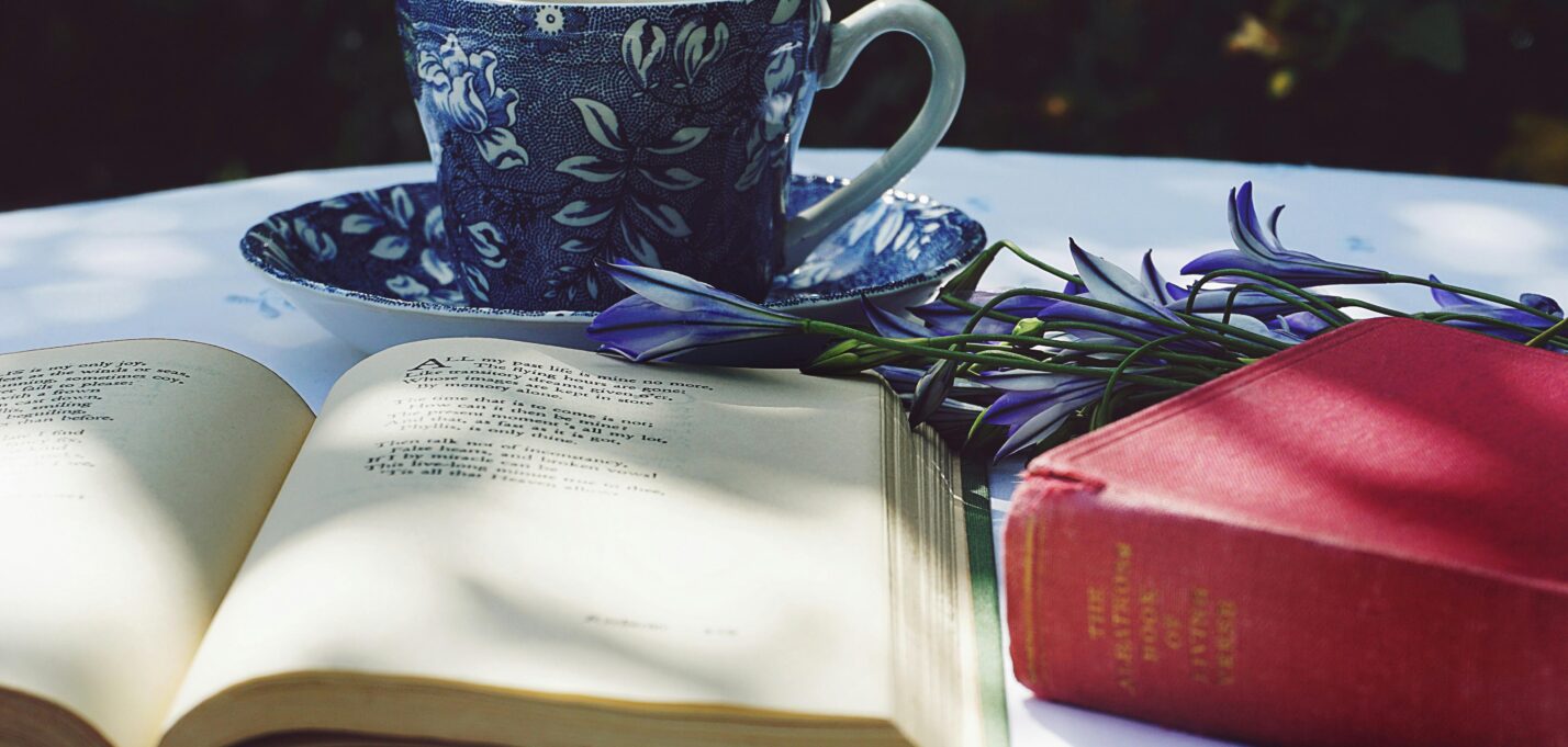 Livre Ouvert Sur Le Dessus De La Table Blanche à Côté Du Livre Rouge Fermé Et Tasse En Céramique